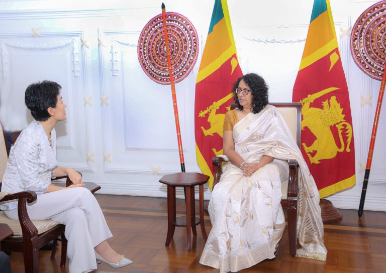 අගමැති හරිනි හමු වූ චීන කොමියුනිස්ට් පක්ෂයේ පිරිස කවුද ?